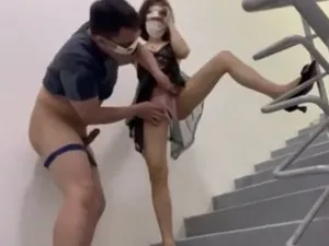 Hai bà xã người chồng trả bài trên cầu thang cực phê