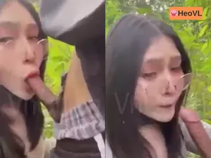 đi dã ngoại tiện địt bồ ở trong rừng