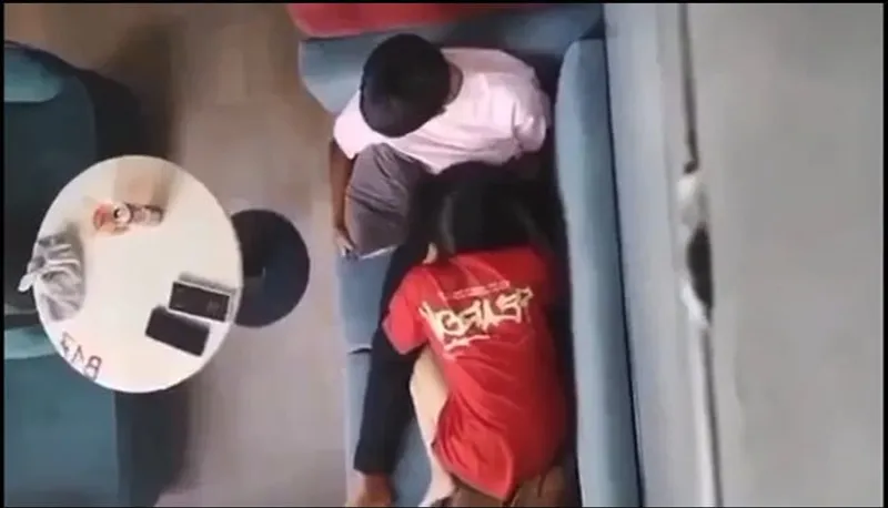 Quay lén bạn gái mút mút cho cô bạn gái nơi công cộng