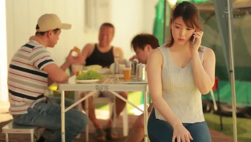 Ông chồng khờ để bà xã tham gia sự kiện cắm trại với mấy gã cạnh nhà và cái kết