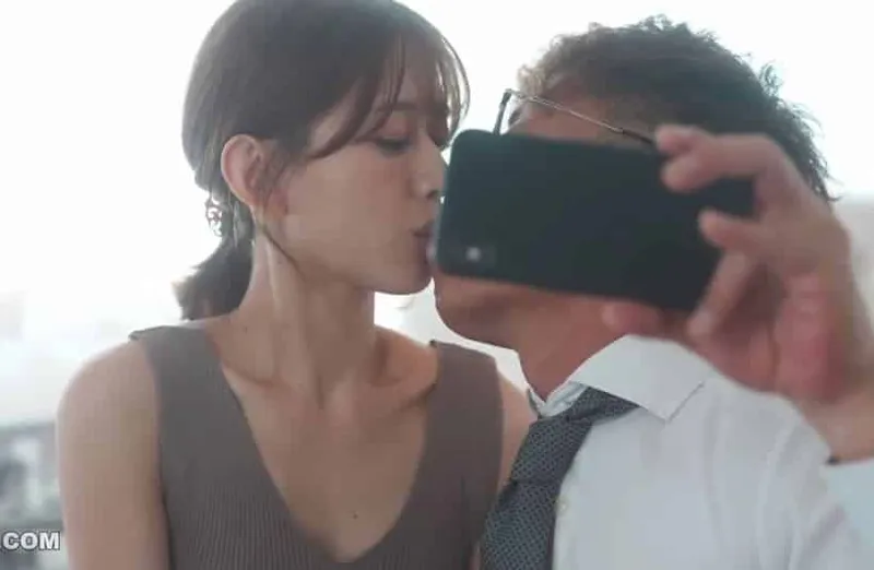 Thấy vợ hơi lạ, chồng yêu xem điện thoại bà xã và thấy cảnh trả bài với sếp của mình