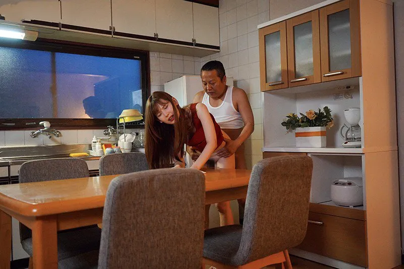 Con gái bị ông xã mới của má nện mỗi ngày, cho dù đã có người yêu